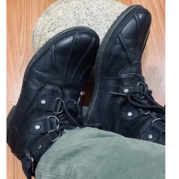 EUC UGG Waterproof Women's Black Leather Lace Up Ankle Boots s/n 1007999 Sz 6 - Picture 3 of 10